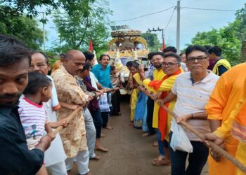 Jamshedpur rural narwa rath yatra : नरवा पहाड़ के कदमा गांव में निकली रथ यात्रा, रथ की रस्सी को खींचने के लिए आतुर दिखे श्रद्धालु Jamshedpur rural narwa rath yatra : नरवा पहाड़ के कदमा गांव में निकली रथ यात्रा, रथ की रस्सी को खींचने के लिए आतुर दिखे श्रद्धालु