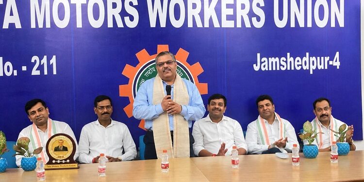 Jamshedpur tata motors workers union : टाटा मोटर्स वर्कर्स यूनियन कार्यालय पहुंचे सीएचआरओ डीपी नांबियार, यूनियन की ओर से हुए भव्य स्वागत Jamshedpur tata motors workers union : टाटा मोटर्स वर्कर्स यूनियन कार्यालय पहुंचे सीएचआरओ डीपी नांबियार, यूनियन की ओर से हुए भव्य स्वागत