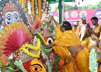 jharkhand jagannathpur rathyatra : ऐतिहासिक जगन्नाथपुर रथयात्रा महोत्सव-2026 में सम्मिलित हुए राज्यपाल संतोष कुमार गंगवार एवं मुख्यमंत्री हेमन्त सोरेन, महाप्रभु जगन्नाथ से की राज्यवासियों की खुशहाली एवं उन्नति की कामना jharkhand jagannathpur rathyatra : ऐतिहासिक जगन्नाथपुर रथयात्रा महोत्सव-2026 में सम्मिलित हुए राज्यपाल संतोष कुमार गंगवार एवं मुख्यमंत्री हेमन्त सोरेन, महाप्रभु जगन्नाथ से की राज्यवासियों की खुशहाली एवं उन्नति की कामना