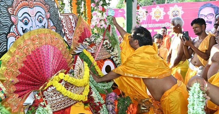 jharkhand jagannathpur rathyatra : ऐतिहासिक जगन्नाथपुर रथयात्रा महोत्सव-2026 में सम्मिलित हुए राज्यपाल संतोष कुमार गंगवार एवं मुख्यमंत्री हेमन्त सोरेन, महाप्रभु जगन्नाथ से की राज्यवासियों की खुशहाली एवं उन्नति की कामना jharkhand jagannathpur rathyatra : ऐतिहासिक जगन्नाथपुर रथयात्रा महोत्सव-2026 में सम्मिलित हुए राज्यपाल संतोष कुमार गंगवार एवं मुख्यमंत्री हेमन्त सोरेन, महाप्रभु जगन्नाथ से की राज्यवासियों की खुशहाली एवं उन्नति की कामना