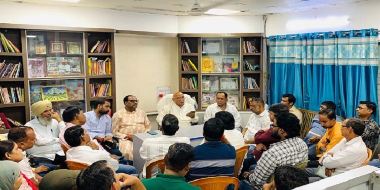 jamshedpur jdu andolan : मानगो नगर निगम के खिलाफ जदयू का आंदोलन तेज, 27 जुलाई को धरना का ऐलान, विधायक सरयू राय की बैठक में लंबित विकास योजनाओं, सफाई व्यवस्था और पुलिस की निष्क्रियता पर जताया गया आक्रोश jamshedpur jdu andolan : मानगो नगर निगम के खिलाफ जदयू का आंदोलन तेज, 27 जुलाई को धरना का ऐलान, विधायक सरयू राय की बैठक में लंबित विकास योजनाओं, सफाई व्यवस्था और पुलिस की निष्क्रियता पर जताया गया आक्रोश