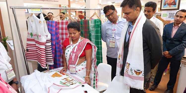 jharkhand industrial initiative : झारखंड के उद्योग सचिव अरवा राजकमल ने भारत टेक्स में झारखंड पवेलियन सहित विभिन्न राज्यों के पवेलियनों का भ्रमण किया अवलोकन, राज्य सरकार का उद्देश्य पारंपरिक उत्पादों को वैश्विक मूल्य श्रृंखला से जोड़ना jharkhand industrial initiative : झारखंड के उद्योग सचिव अरवा राजकमल ने भारत टेक्स में झारखंड पवेलियन सहित विभिन्न राज्यों के पवेलियनों का भ्रमण किया अवलोकन, राज्य सरकार का उद्देश्य पारंपरिक उत्पादों को वैश्विक मूल्य श्रृंखला से जोड़ना