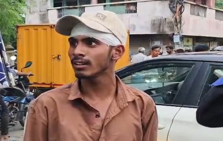 Jamshedpur clash : मानगो शंकोसाई जेपी स्कूल के पास युवक पर हमला कर किया जख्मी, घायल युवक ने रोहन व उसके साथियों पर लगाया हमले का आरोप Jamshedpur clash : मानगो शंकोसाई जेपी स्कूल के पास युवक पर हमला कर किया जख्मी, घायल युवक ने रोहन व उसके साथियों पर लगाया हमले का आरोप