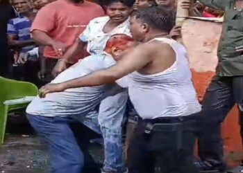 jamshedpur crime : साकची बाजार में गुंडागर्दी, फल कारोबारी और उसके स्टाफ को गिरा गिराकर मारा, देखिये – video jamshedpur crime : साकची बाजार में गुंडागर्दी, फल कारोबारी और उसके स्टाफ को गिरा गिराकर मारा, देखिये – video