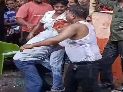 jamshedpur crime : साकची बाजार में गुंडागर्दी, फल कारोबारी और उसके स्टाफ को गिरा गिराकर मारा, देखिये – video jamshedpur crime : साकची बाजार में गुंडागर्दी, फल कारोबारी और उसके स्टाफ को गिरा गिराकर मारा, देखिये – video