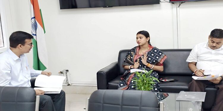 jamshedpur east mla purnima meets dc : जनहित के एजेंडा और प्रमुख समस्याओं पर जमशेदपुर पूर्वी की विधायक पूर्णिमा साहू ने उपायुक्त से की मुलाकात, समस्याओं पर विस्तृत चर्चा कर त्वरित कार्रवाई की रखी मांग jamshedpur east mla purnima meets dc : जनहित के एजेंडा और प्रमुख समस्याओं पर जमशेदपुर पूर्वी की विधायक पूर्णिमा साहू ने उपायुक्त से की मुलाकात, समस्याओं पर विस्तृत चर्चा कर त्वरित कार्रवाई की रखी मांग