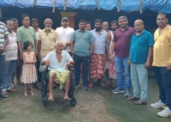 Jamshedpur wheelchair for Jharkhand fighter : चलने से लाचार झारखंड आंदोलनकारी दसमथ टुडू को मिली व्हीलचेयर, झामुमो प्रवक्ता कुणाल षाड़ंगी ने नम्या स्माइल फाउंडेशन से कराई मदद Jamshedpur wheelchair for Jharkhand fighter : चलने से लाचार झारखंड आंदोलनकारी दसमथ टुडू को मिली व्हीलचेयर, झामुमो प्रवक्ता कुणाल षाड़ंगी ने नम्या स्माइल फाउंडेशन से कराई मदद