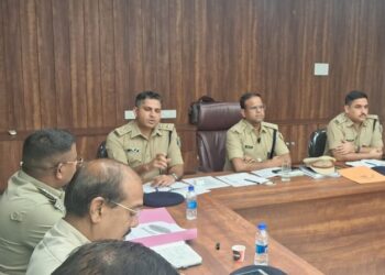 Jamshedpur ssp crime meeting : जमशेदपुर के वरीय पुलिस अधीक्षक ने की मासिक अपराध समीक्षा बैठक, विभागीय पदाधिकारियों को अपराध नियंत्रण के लिए दिए सख्त निर्देश, 7 दिन में पासपोर्ट सत्यापन और अपराध पर कड़ी कार्रवाई के आदेश Jamshedpur ssp crime meeting : जमशेदपुर के वरीय पुलिस अधीक्षक ने की मासिक अपराध समीक्षा बैठक, विभागीय पदाधिकारियों को अपराध नियंत्रण के लिए दिए सख्त निर्देश, 7 दिन में पासपोर्ट सत्यापन और अपराध पर कड़ी कार्रवाई के आदेश