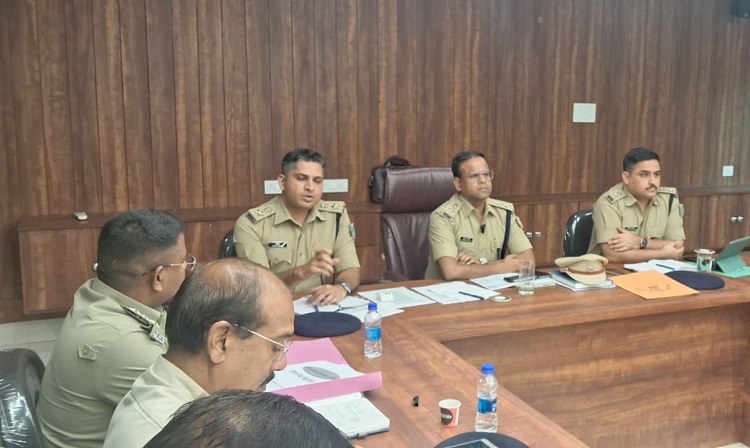 Jamshedpur ssp crime meeting : जमशेदपुर के वरीय पुलिस अधीक्षक ने की मासिक अपराध समीक्षा बैठक, विभागीय पदाधिकारियों को अपराध नियंत्रण के लिए दिए सख्त निर्देश, 7 दिन में पासपोर्ट सत्यापन और अपराध पर कड़ी कार्रवाई के आदेश Jamshedpur ssp crime meeting : जमशेदपुर के वरीय पुलिस अधीक्षक ने की मासिक अपराध समीक्षा बैठक, विभागीय पदाधिकारियों को अपराध नियंत्रण के लिए दिए सख्त निर्देश, 7 दिन में पासपोर्ट सत्यापन और अपराध पर कड़ी कार्रवाई के आदेश