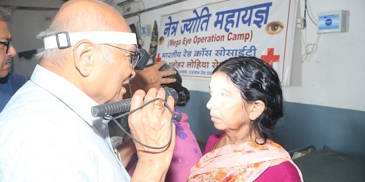 Jamshedpur red cross eye camp : समाजसेवी कृष्ण मुरारी गुप्ता के जन्मदिन पर रेड क्रॉस का नेत्र शिविर आरंभ, जांच किये गए 67 लोगों में 32 पाये गए मोतियाबिंद ग्रस्त, सोमवार को होगा सभी मरीजों के नेत्र का उद्घाटन Jamshedpur red cross eye camp : समाजसेवी कृष्ण मुरारी गुप्ता के जन्मदिन पर रेड क्रॉस का नेत्र शिविर आरंभ, जांच किये गए 67 लोगों में 32 पाये गए मोतियाबिंद ग्रस्त, सोमवार को होगा सभी मरीजों के नेत्र का उद्घाटन