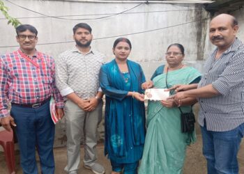 jamshedpur shahid family appeal : अमर शहीद किशन दुबे की बहन लक्ष्मी की भावुक अपील, वह भेजती है सैनिकों को हर साल राखी, देखिये – video jamshedpur shahid family appeal : अमर शहीद किशन दुबे की बहन लक्ष्मी की भावुक अपील, वह भेजती है सैनिकों को हर साल राखी, देखिये – video