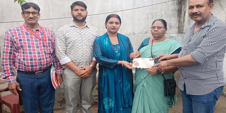 jamshedpur shahid family appeal : अमर शहीद किशन दुबे की बहन लक्ष्मी की भावुक अपील, वह भेजती है सैनिकों को हर साल राखी, देखिये – video jamshedpur shahid family appeal : अमर शहीद किशन दुबे की बहन लक्ष्मी की भावुक अपील, वह भेजती है सैनिकों को हर साल राखी, देखिये – video