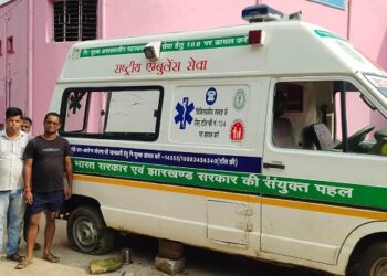 Jamsheddpur patient dies due to lack of oxygen : पूर्वी सिंहभूम जिले में स्वास्थ्य सेवाओं की दुरवस्था की खुली पोल, एंबुलेंस का टायर फटने व ऑक्सीजन की कमी से मरीज की मौत Jamsheddpur patient dies due to lack of oxygen : पूर्वी सिंहभूम जिले में स्वास्थ्य सेवाओं की दुरवस्था की खुली पोल, एंबुलेंस का टायर फटने व ऑक्सीजन की कमी से मरीज की मौत
