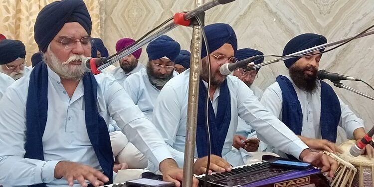 Adityapur amritvela samagam : गम्हरिया गुरुद्वारा के अमृतवेला समागम में गुरुवाणी कीर्तन से भक्तिमय हुआ माहौल, जमशेदपुर व आसपास से आई संगत ने लिया आध्यात्मिक वातावरण का आनंद Adityapur amritvela samagam : गम्हरिया गुरुद्वारा के अमृतवेला समागम में गुरुवाणी कीर्तन से भक्तिमय हुआ माहौल, जमशेदपुर व आसपास से आई संगत ने लिया आध्यात्मिक वातावरण का आनंद