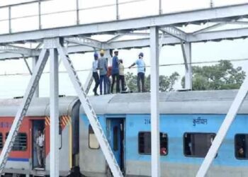 Jamshedpur rural railway breakdown : गालूडीह में स्वर्णरेखा रेल ब्रिज पर टूटा स्टील एक्सप्रेस का ओएचई तार, ब्रिज पर ही रुकी ट्रेन, रेल अधिकारी पहुंचे, मरम्मत का काम शुरू Jamshedpur rural railway breakdown : गालूडीह में स्वर्णरेखा रेल ब्रिज पर टूटा स्टील एक्सप्रेस का ओएचई तार, ब्रिज पर ही रुकी ट्रेन, रेल अधिकारी पहुंचे, मरम्मत का काम शुरू