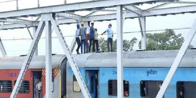 Jamshedpur rural railway breakdown : गालूडीह में स्वर्णरेखा रेल ब्रिज पर टूटा स्टील एक्सप्रेस का ओएचई तार, ब्रिज पर ही रुकी ट्रेन, रेल अधिकारी पहुंचे, मरम्मत का काम शुरू Jamshedpur rural railway breakdown : गालूडीह में स्वर्णरेखा रेल ब्रिज पर टूटा स्टील एक्सप्रेस का ओएचई तार, ब्रिज पर ही रुकी ट्रेन, रेल अधिकारी पहुंचे, मरम्मत का काम शुरू
