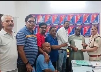 Jamshedpur jdu demands : गोलमुरी में बढ़ते अपराध पर अंकुश लगाने की मांग, गोलमुरी मंडल जदयू ने थाना प्रभारी को सौंपा ज्ञापन Jamshedpur jdu demands : गोलमुरी में बढ़ते अपराध पर अंकुश लगाने की मांग, गोलमुरी मंडल जदयू ने थाना प्रभारी को सौंपा ज्ञापन