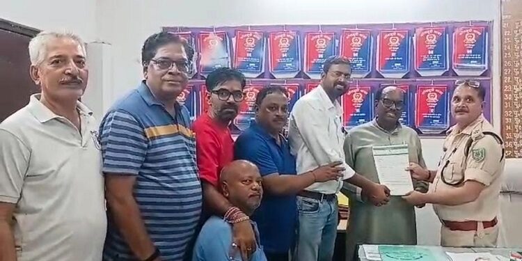 Jamshedpur jdu demands : गोलमुरी में बढ़ते अपराध पर अंकुश लगाने की मांग, गोलमुरी मंडल जदयू ने थाना प्रभारी को सौंपा ज्ञापन Jamshedpur jdu demands : गोलमुरी में बढ़ते अपराध पर अंकुश लगाने की मांग, गोलमुरी मंडल जदयू ने थाना प्रभारी को सौंपा ज्ञापन