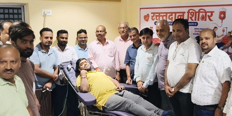 Jamshedpur mym blood donation : मारवाड़ी युवा मंच के शिविर में उमड़ा उत्साह, बड़ी संख्या में लोगों ने किया रक्तदान, रक्तदाताओं को भेंट किया गया हेलमेट Jamshedpur mym blood donation : मारवाड़ी युवा मंच के शिविर में उमड़ा उत्साह, बड़ी संख्या में लोगों ने किया रक्तदान, रक्तदाताओं को भेंट किया गया हेलमेट