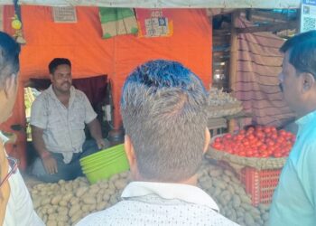 Jamshedpur bjp leader meets golmuri vegetable seller : गोलमुरी सब्जी मार्केट में फायरिंग एवं रंगदारी की घटना चिंताजनक, जिला भाजपा प्रभारी दिनेश कुमार ने दोषियों पर कठोर कार्रवाई की रखी मांग Jamshedpur bjp leader meets golmuri vegetable seller : गोलमुरी सब्जी मार्केट में फायरिंग एवं रंगदारी की घटना चिंताजनक, जिला भाजपा प्रभारी दिनेश कुमार ने दोषियों पर कठोर कार्रवाई की रखी मांग