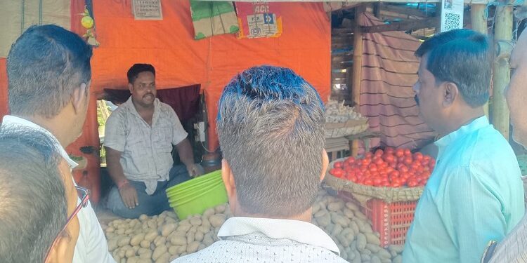 Jamshedpur bjp leader meets golmuri vegetable seller : गोलमुरी सब्जी मार्केट में फायरिंग एवं रंगदारी की घटना चिंताजनक, जिला भाजपा प्रभारी दिनेश कुमार ने दोषियों पर कठोर कार्रवाई की रखी मांग Jamshedpur bjp leader meets golmuri vegetable seller : गोलमुरी सब्जी मार्केट में फायरिंग एवं रंगदारी की घटना चिंताजनक, जिला भाजपा प्रभारी दिनेश कुमार ने दोषियों पर कठोर कार्रवाई की रखी मांग