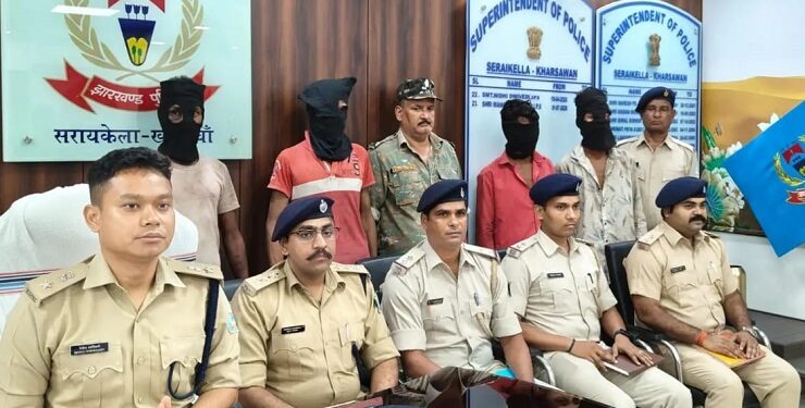 Saraikela 4 arrested in bolaidih murder case : सरायकेला पुलिस ने जगन्नाथ गोप हत्याकांड का 24 घंटे में किया खुलासा, चार आरोपी गिरफ्तार, हत्या में प्रयुक्त रॉड भी किया बरामद Saraikela 4 arrested in bolaidih murder case : सरायकेला पुलिस ने जगन्नाथ गोप हत्याकांड का 24 घंटे में किया खुलासा, चार आरोपी गिरफ्तार, हत्या में प्रयुक्त रॉड भी किया बरामद