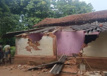 Chandil tusker damages house : चांडिल के आंडा गांव में जंगली हाथी ने ग्रामीण का घर किया क्षतिग्रस्त, वन विभाग से ग्रामीण को मुआवजा दिलाने की मांग Chandil tusker damages house : चांडिल के आंडा गांव में जंगली हाथी ने ग्रामीण का घर किया क्षतिग्रस्त, वन विभाग से ग्रामीण को मुआवजा दिलाने की मांग
