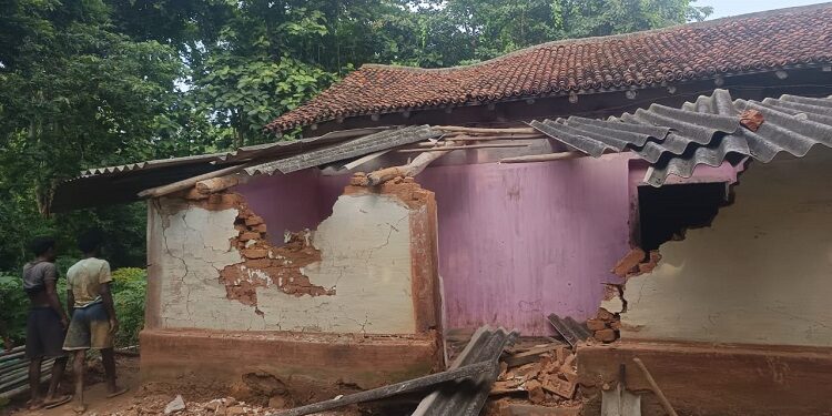 Chandil tusker damages house : चांडिल के आंडा गांव में जंगली हाथी ने ग्रामीण का घर किया क्षतिग्रस्त, वन विभाग से ग्रामीण को मुआवजा दिलाने की मांग Chandil tusker damages house : चांडिल के आंडा गांव में जंगली हाथी ने ग्रामीण का घर किया क्षतिग्रस्त, वन विभाग से ग्रामीण को मुआवजा दिलाने की मांग