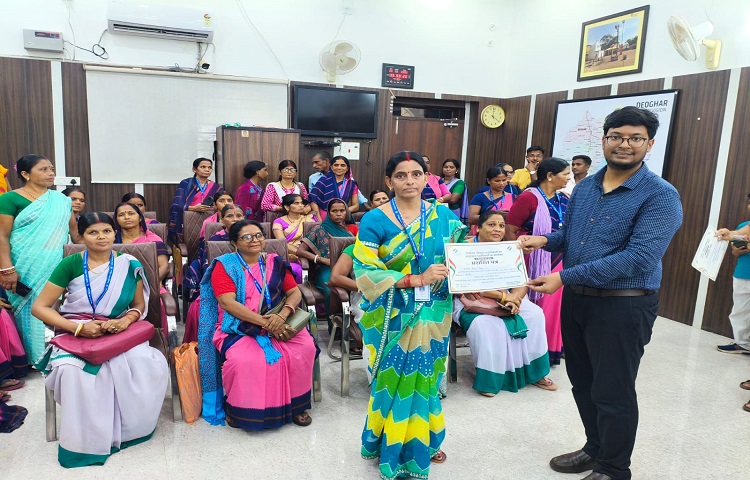 Jharkhand deoghar sir : एसआइआर – 2026 में देवघर ने बनाया रिकॉर्ड, 100% फॉर्म वितरण व डिजिटाइजेशन करने वाले बीएलओ सम्मानित