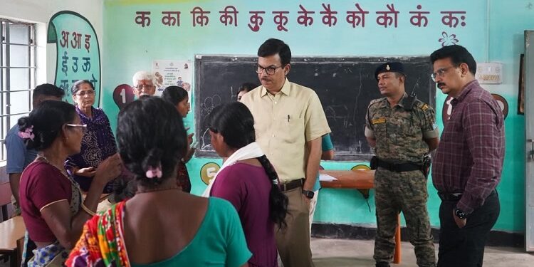 jamshedpur SIR-2026 : जमशेदरपुर में उपायुक्त ने विशेष सहायता शिविरों का किया निरीक्षण, मतदाताओं से इन्यूमरेशन फॉर्म 23 जुलाई तक जमा करने की अपील jamshedpur SIR-2026 : जमशेदरपुर में उपायुक्त ने विशेष सहायता शिविरों का किया निरीक्षण, मतदाताओं से इन्यूमरेशन फॉर्म 23 जुलाई तक जमा करने की अपील