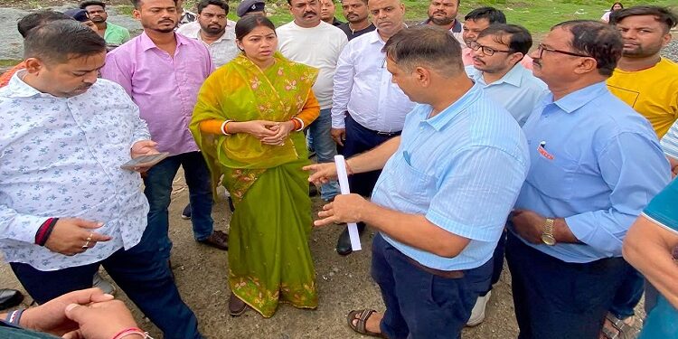 jamshedpur east mla purnima inspection : भुइयांडीह लिट्टी चौक से भिलाई पहाड़ी तक बनने वाली फोर लेन सड़क एवं स्वर्णरेखा नदी पर निर्माणाधीन सिग्नेचर ब्रिज का विधायक पूर्णिमा साहू ने किया निरीक्षण, गुणवत्ता और समयबद्ध कार्य के दिए निर्देश jamshedpur east mla purnima inspection : भुइयांडीह लिट्टी चौक से भिलाई पहाड़ी तक बनने वाली फोर लेन सड़क एवं स्वर्णरेखा नदी पर निर्माणाधीन सिग्नेचर ब्रिज का विधायक पूर्णिमा साहू ने किया निरीक्षण, गुणवत्ता और समयबद्ध कार्य के दिए निर्देश