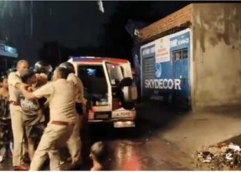 Jamshedpur shopkeeper attacked : पुराने एमजीएम अस्पताल के पास दुकानदार पर चापड़ से हमला, रंगदारी मांगने आये बदमाशों ने इनकार करने पर किया वार, सूचना पाकर पहुंची पुलिस ने एक आरोपी को पकड़ा, बाकी फरार Jamshedpur shopkeeper attacked : पुराने एमजीएम अस्पताल के पास दुकानदार पर चापड़ से हमला, रंगदारी मांगने आये बदमाशों ने इनकार करने पर किया वार, सूचना पाकर पहुंची पुलिस ने एक आरोपी को पकड़ा, बाकी फरार