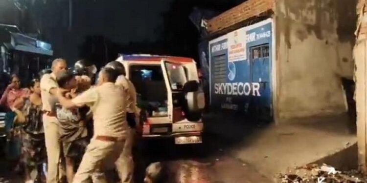 Jamshedpur shopkeeper attacked : पुराने एमजीएम अस्पताल के पास दुकानदार पर चापड़ से हमला, रंगदारी मांगने आये बदमाशों ने इनकार करने पर किया वार, सूचना पाकर पहुंची पुलिस ने एक आरोपी को पकड़ा, बाकी फरार Jamshedpur shopkeeper attacked : पुराने एमजीएम अस्पताल के पास दुकानदार पर चापड़ से हमला, रंगदारी मांगने आये बदमाशों ने इनकार करने पर किया वार, सूचना पाकर पहुंची पुलिस ने एक आरोपी को पकड़ा, बाकी फरार