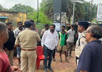 Jamshedpur rural tempo drivers problems : चाकुलिया स्टेशन में टेम्पो चालकों की समस्या को लेकर विधायक सक्रिय, रेल अधिकारियों से बात कर की समाधान की पहल Jamshedpur rural tempo drivers problems : चाकुलिया स्टेशन में टेम्पो चालकों की समस्या को लेकर विधायक सक्रिय, रेल अधिकारियों से बात कर की समाधान की पहल