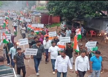 Jamshedpur rural procession against neet paper leak : नीट पेपर लीक व सोनम वांगचुक के समर्थन में चाकुलिया में निकला मशाल जुलूस, विधायक समीर मोहंती ने शामिल होकर दिया आंदोलन को समर्थन Jamshedpur rural procession against neet paper leak : नीट पेपर लीक व सोनम वांगचुक के समर्थन में चाकुलिया में निकला मशाल जुलूस, विधायक समीर मोहंती ने शामिल होकर दिया आंदोलन को समर्थन