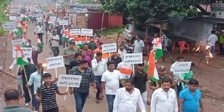 Jamshedpur rural procession against neet paper leak : नीट पेपर लीक व सोनम वांगचुक के समर्थन में चाकुलिया में निकला मशाल जुलूस, विधायक समीर मोहंती ने शामिल होकर दिया आंदोलन को समर्थन