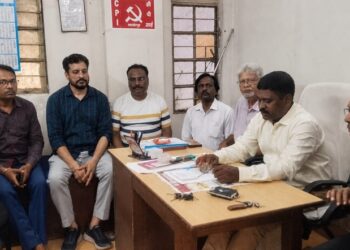 Jamshedpur tata motors employees pf issue : टाटा मोटर्स के सेवानिवृत्त कर्मचारियों के लंबित पीएफ भुगतान का मामला फिर गरमाया, एटक के दल ने पीएफ कमिश्नर से की मुलाकात Jamshedpur tata motors employees pf issue : टाटा मोटर्स के सेवानिवृत्त कर्मचारियों के लंबित पीएफ भुगतान का मामला फिर गरमाया, एटक के दल ने पीएफ कमिश्नर से की मुलाकात