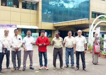 Jamshedpur bangla bhashi unnayan samiti demands : मानगो के नवनिर्मित ओवरब्रिज का नाम शहीद खुदीराम बोस के नाम पर रखने की मांग, झारखंड बांग्ला भाषी उन्नयन समिति ने डीसी के जरिये सीएम को सौंपा स्मार पत्र Jamshedpur bangla bhashi unnayan samiti demands : मानगो के नवनिर्मित ओवरब्रिज का नाम शहीद खुदीराम बोस के नाम पर रखने की मांग, झारखंड बांग्ला भाषी उन्नयन समिति ने डीसी के जरिये सीएम को सौंपा स्मार पत्र