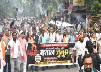 jamshedpur bjpy mashal julus : भाजयुमो जमशेदपुर महानगर ने निकाला मशाल जुलूस, 22 जुलाई को जेपीएससी कार्यालय घेराव में सैकड़ों युवा होंगे शामिल jamshedpur bjpy mashal julus : भाजयुमो जमशेदपुर महानगर ने निकाला मशाल जुलूस, 22 जुलाई को जेपीएससी कार्यालय घेराव में सैकड़ों युवा होंगे शामिल