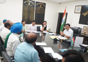 jamshedpur SIR 2026 : जमशेदपुर के उपायुक्त ने एसआइआर को लेकर मान्यता प्राप्त राजनीतिक दलों के साथ की बैठक, 22 जुलाई को सभी मतदान केंद्रों में आयोजित बीएलओ एवं बीएलए-2 की तृतीय बैठक में सक्रिय भागीदारी की अपील की गई jamshedpur SIR 2026 : जमशेदपुर के उपायुक्त ने एसआइआर को लेकर मान्यता प्राप्त राजनीतिक दलों के साथ की बैठक, 22 जुलाई को सभी मतदान केंद्रों में आयोजित बीएलओ एवं बीएलए-2 की तृतीय बैठक में सक्रिय भागीदारी की अपील की गई