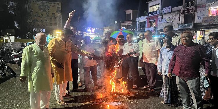 jamshedpur congress : टेल्को में कांग्रेसियों ने फूंका पीएम मोदी का पुतला, राहुल गांधी की गिरफ्तारी का विरोध jamshedpur congress : टेल्को में कांग्रेसियों ने फूंका पीएम मोदी का पुतला, राहुल गांधी की गिरफ्तारी का विरोध