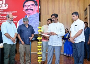 jharkhand film development : मुख्यमंत्री हेमन्त सोरेन की उपस्थिति में झारखण्ड फ़िल्म डेवलपमेंट कॉर्पोरेशन लिमिटेड और सत्यजीत रे फिल्म एंड टेलीविजन इंस्टीट्यूट कोलकाता के बीच एमओयू, कलाकारों को मिलेगा उड़ान jharkhand film development : मुख्यमंत्री हेमन्त सोरेन की उपस्थिति में झारखण्ड फ़िल्म डेवलपमेंट कॉर्पोरेशन लिमिटेड और सत्यजीत रे फिल्म एंड टेलीविजन इंस्टीट्यूट कोलकाता के बीच एमओयू, कलाकारों को मिलेगा उड़ान