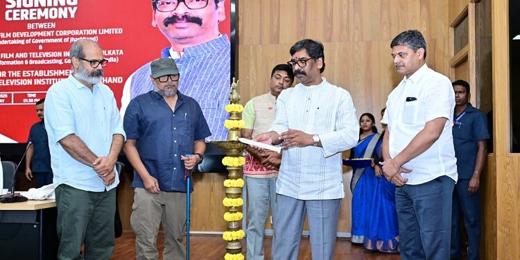jharkhand film development : मुख्यमंत्री हेमन्त सोरेन की उपस्थिति में झारखण्ड फ़िल्म डेवलपमेंट कॉर्पोरेशन लिमिटेड और सत्यजीत रे फिल्म एंड टेलीविजन इंस्टीट्यूट कोलकाता के बीच एमओयू, कलाकारों को मिलेगा उड़ान