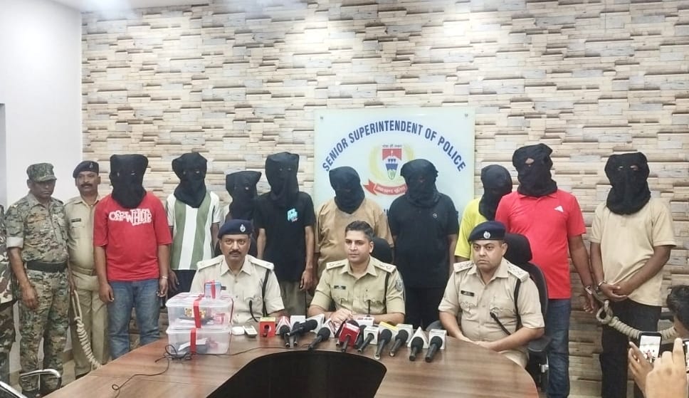 Jamshedpur 10 criminals arrested in jugsalai : जुगसलाई पुलिस की बड़ी कार्रवाई, हत्या की योजना बनाते दस अपराधी गिरफ्तार, आरोपियों के पास से दो पिस्टल, मैगेजिन व जिंदा कारतूस बरामद Jamshedpur 10 criminals arrested in jugsalai : जुगसलाई पुलिस की बड़ी कार्रवाई, हत्या की योजना बनाते दस अपराधी गिरफ्तार, आरोपियों के पास से दो पिस्टल, मैगेजिन व जिंदा कारतूस बरामद