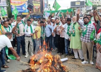Jamshedpur jmm protest : नीट पेपर लीक व छात्रों पर कार्रवाई के विरोध में झामुमो का प्रदर्शन, पीएम व शिक्षा मंत्री का फूंका पुतला Jamshedpur jmm protest : नीट पेपर लीक व छात्रों पर कार्रवाई के विरोध में झामुमो का प्रदर्शन, पीएम व शिक्षा मंत्री का फूंका पुतला