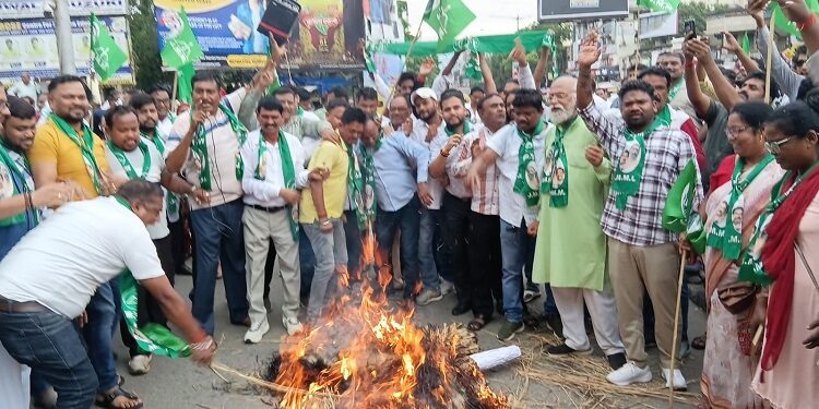 Jamshedpur jmm protest : नीट पेपर लीक व छात्रों पर कार्रवाई के विरोध में झामुमो का प्रदर्शन, पीएम व शिक्षा मंत्री का फूंका पुतला Jamshedpur jmm protest : नीट पेपर लीक व छात्रों पर कार्रवाई के विरोध में झामुमो का प्रदर्शन, पीएम व शिक्षा मंत्री का फूंका पुतला