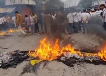 Jamshedpur bagbera hungama : बागबेड़ा सड़क हादसे के बाद परिजनों का हंगामा, इलाज का खर्च दिलाने की कर रहे मांग, पुलिस की कार्रवाई पर भी उठाए सवाल Jamshedpur bagbera hungama : बागबेड़ा सड़क हादसे के बाद परिजनों का हंगामा, इलाज का खर्च दिलाने की कर रहे मांग, पुलिस की कार्रवाई पर भी उठाए सवाल