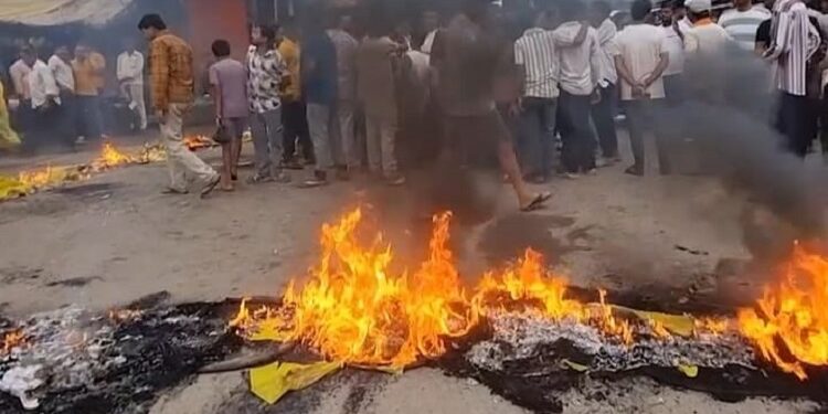 Jamshedpur bagbera hungama : बागबेड़ा सड़क हादसे के बाद परिजनों का हंगामा, इलाज का खर्च दिलाने की कर रहे मांग, पुलिस की कार्रवाई पर भी उठाए सवाल Jamshedpur bagbera hungama : बागबेड़ा सड़क हादसे के बाद परिजनों का हंगामा, इलाज का खर्च दिलाने की कर रहे मांग, पुलिस की कार्रवाई पर भी उठाए सवाल