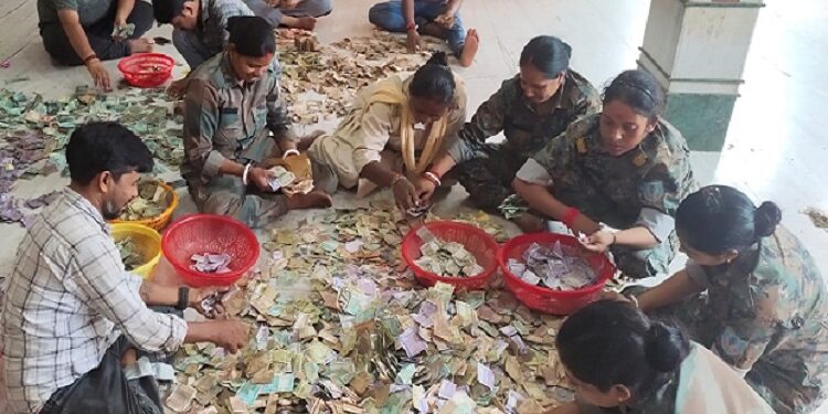 Jharkhand deoghar dan patra opend :  देवघर बाबा मंदिर परिसर में लगे कुल 18 दानपात्र खोले गए, दानपात्रों से निकले 1767046 रुपये, 21 डॉलर व 17 रियाल, बाबा धाम मंदिर प्रशासन की निगरानी में हुई पैसों की गिनती