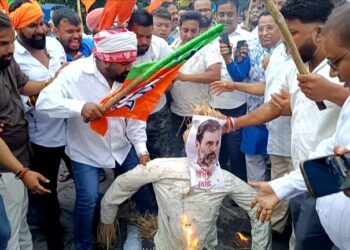 Jamshedpur bjp protest : राज्य में प्रतियोगी परीक्षाओं में गड़बड़ी को लेकर भाजपा का डीसी ऑफिस पर प्रदर्शन, कांग्रेस पर दोहरा रवैया अपनाने का आरोप लगाते हुए फूंका राहुल गांधी का पुतला, देखें video